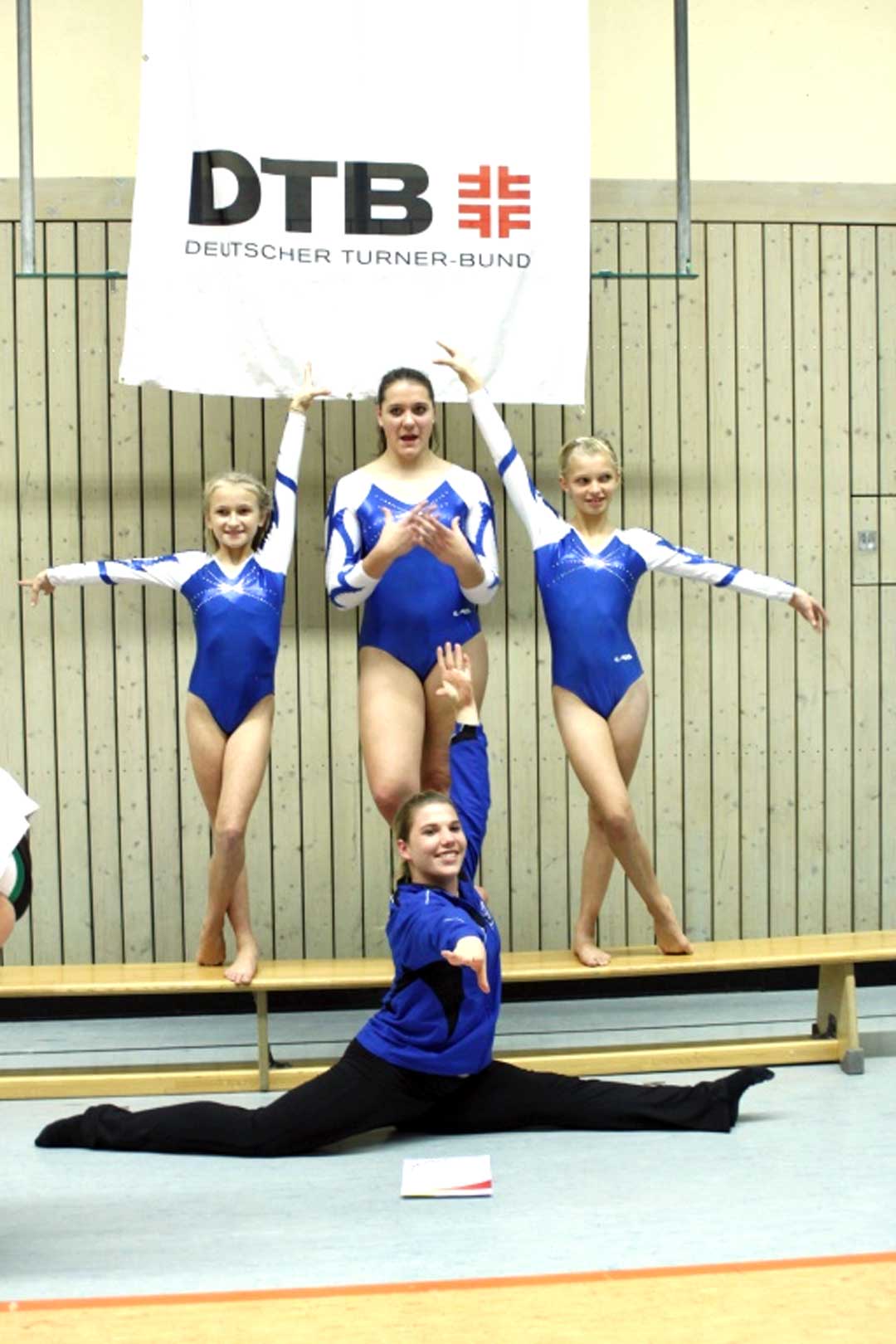 von links nach rechts: Sharka Maiwald, Lina Klingenberg, Nele Berger; unten Trainerin Kim Krull